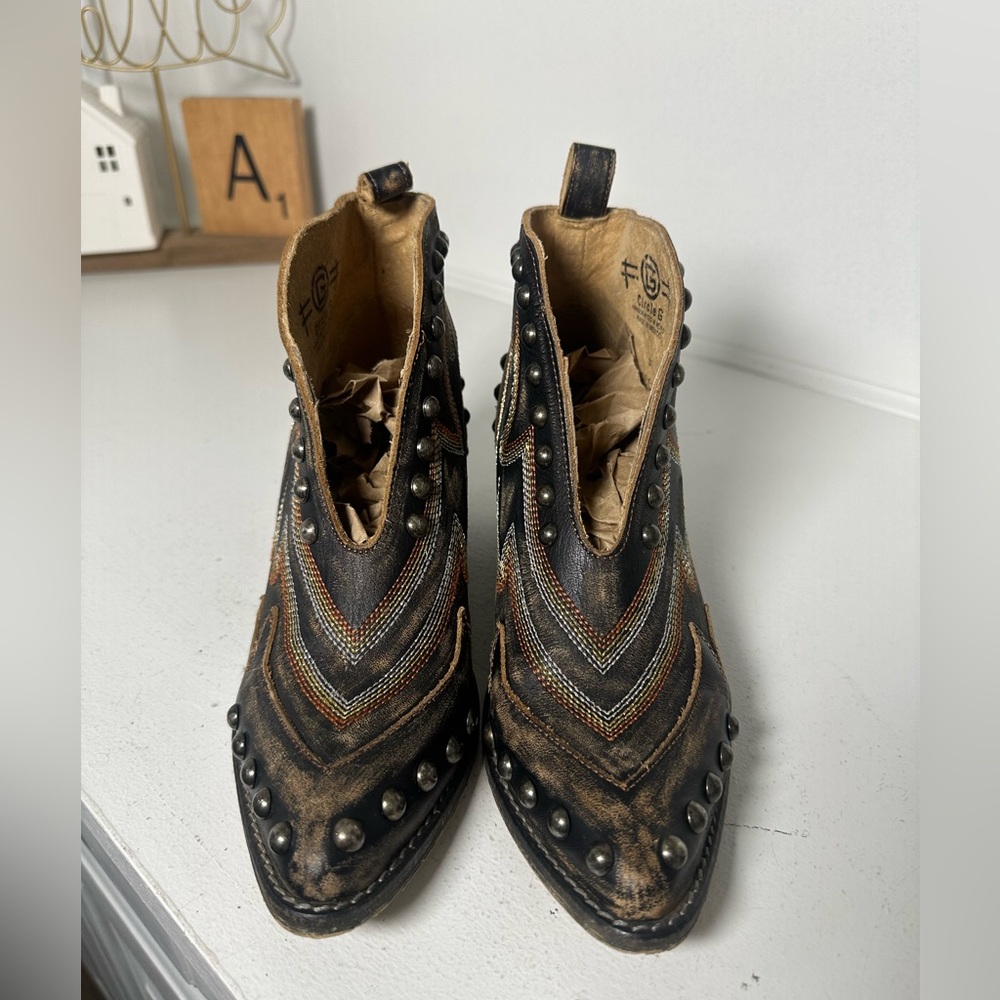 **SOLD**Circle G Women’s 8B Studded Western Ankle Boots Distressed Leather - Picture 2 of 7